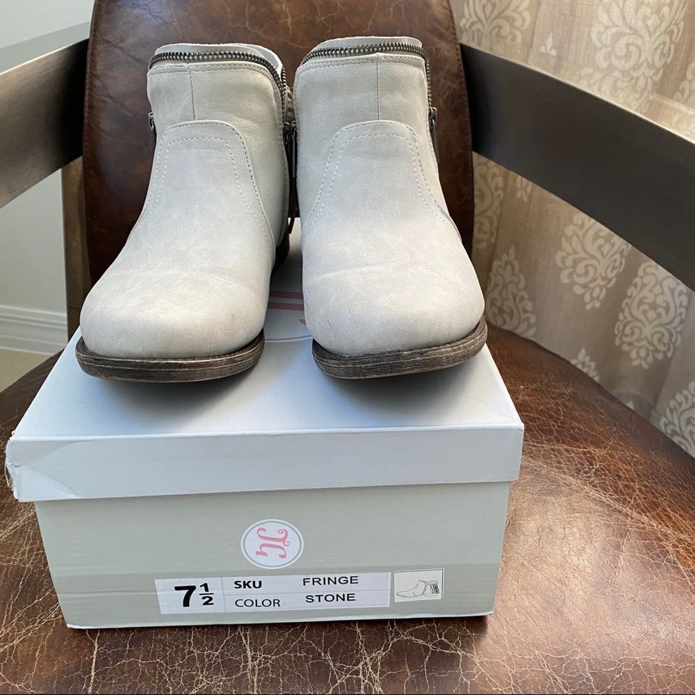 Journee Collection ivory fringe ankle boots 71/2 - Picture 7 of 8